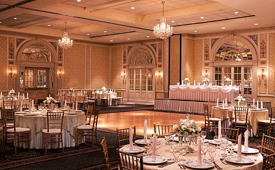 Hotel Roanoke - Conference Center Curio Collection by Hilton