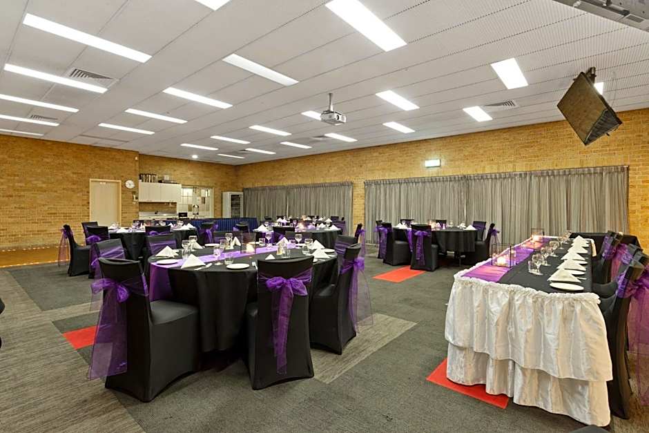 Coopers Colonial Motel