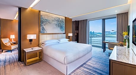 club lounge access, 1 bedroom suite, 1 king, ocean view, balcony