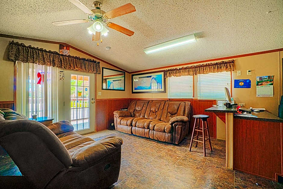 Grand Eagle Ford Lodge & RV Park
