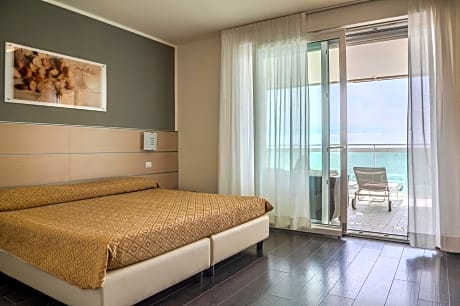 Superior Quadruple Room with Sea View and Terrace