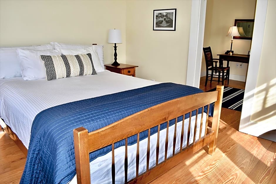 East Wind Inn & Suites