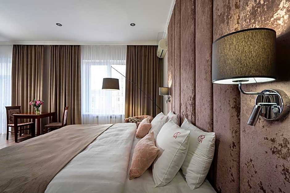 Greguar Hotel by UHM