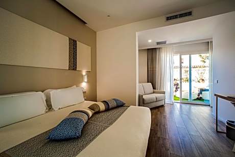 Deluxe Double or Twin Room with Pool Access