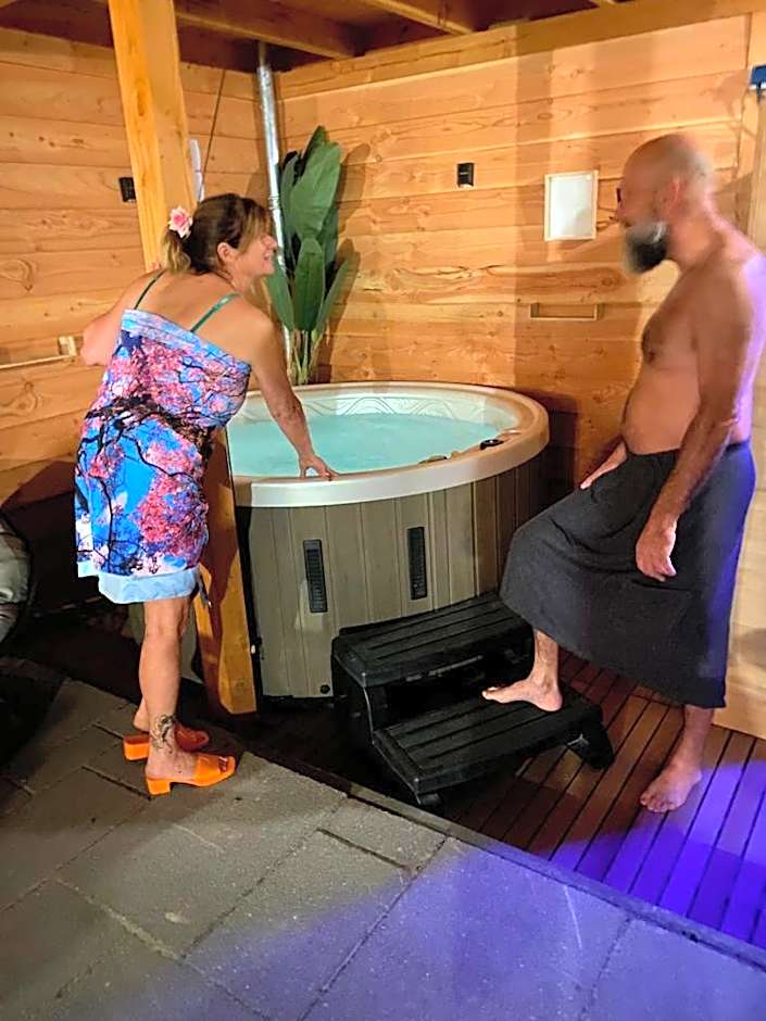 HOLTINGERHUYS Uffelte- Giethoorn! Tegen betaling Wellness!!!