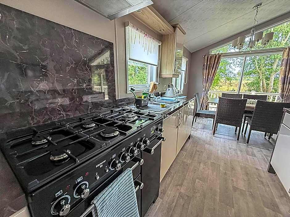 Stunning Lodge With Decking At Oaklands Holiday Park In Essex Ref 39017Rw