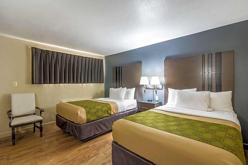 Econo Lodge Inn & Suites I-35 at Shawnee Mission