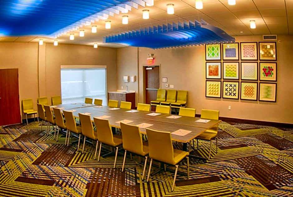 Holiday Inn Express And Suites Detroit North - Roseville By IHG