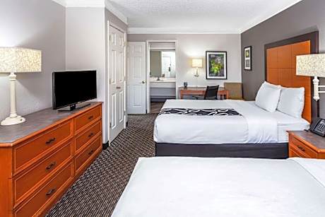 Room with Three Full Beds - Non Smoking