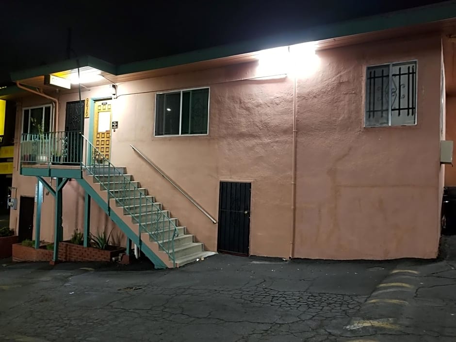 TRAVIS LODGE MOTEL 16