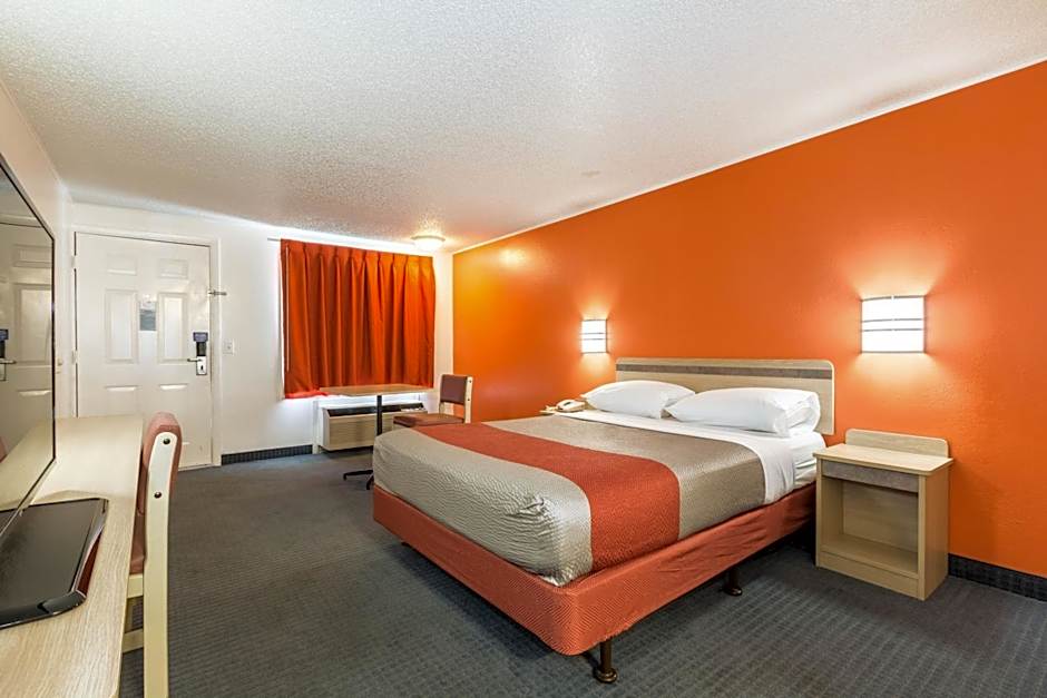 Travelodge by Wyndham Lansing