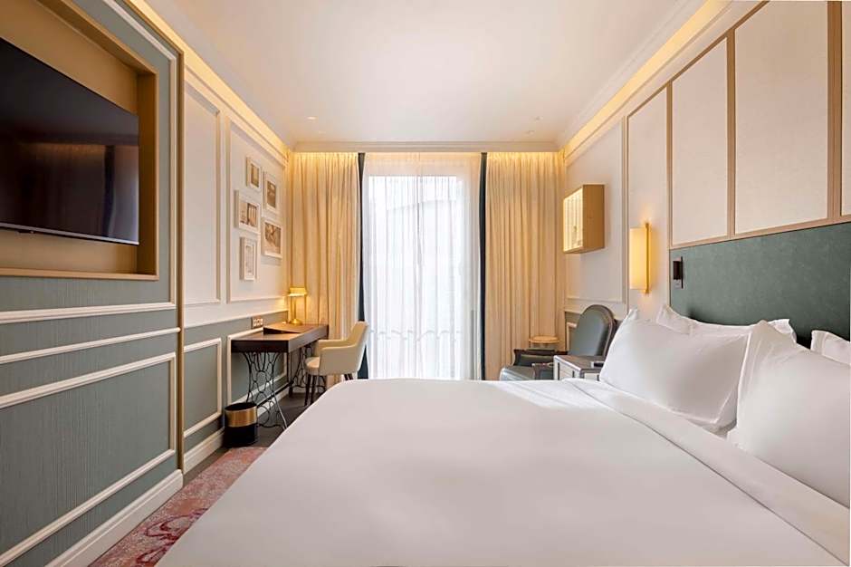 The Emerald House Lisbon, Curio Collection by Hilton