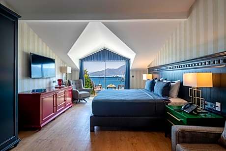 Deluxe Room with Sea and Marina View