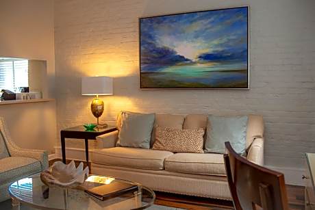 One-Bedroom King Suite with Street View - Stair Access Only