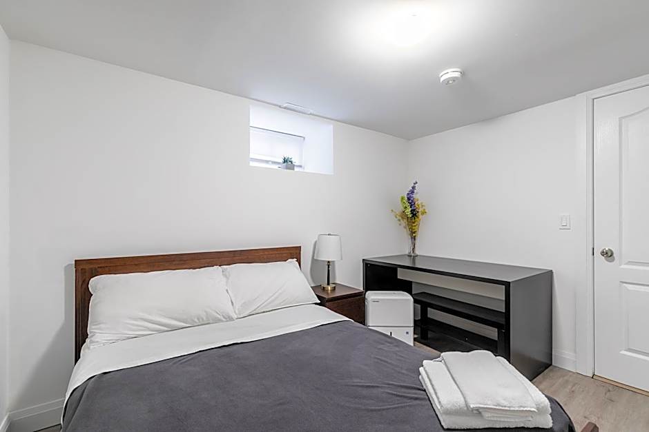 Beautiful renovated home 3 mins drive to Fall