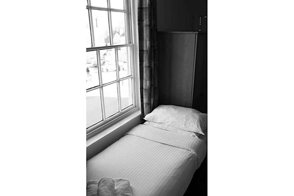 OYO White Horse Hotel