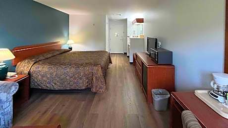 1 King Bed | Non-Smoking, Hot Tub, Micfridge