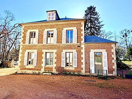 Gîte Vichy - 4 Chambres, situé dans le parc du Château de Charmeil