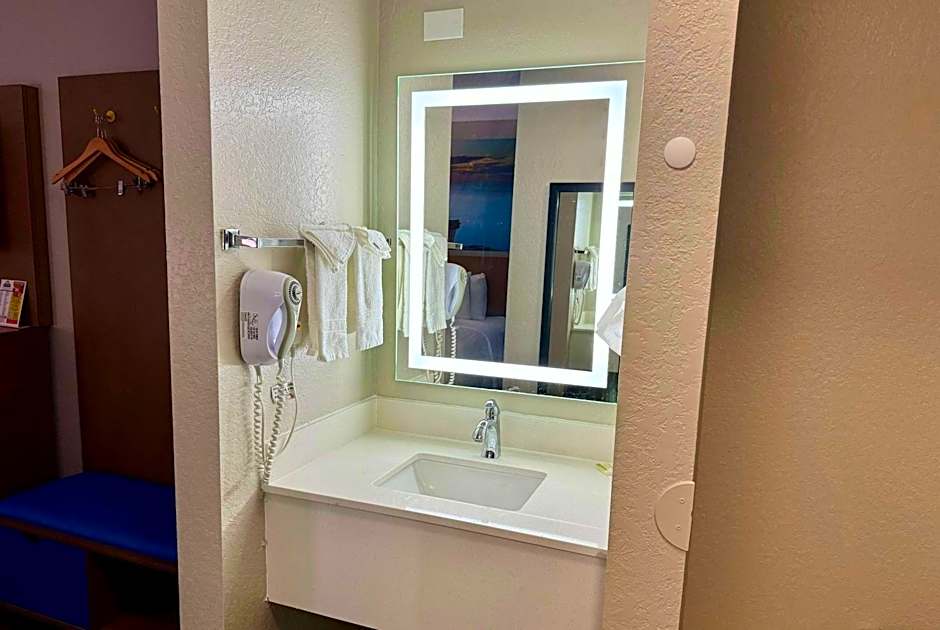 Days Inn by Wyndham Sarasota I-75