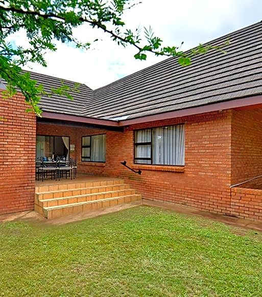 Monateng Safari Lodge