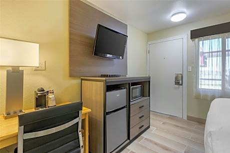 Queen Room - Non-Smoking