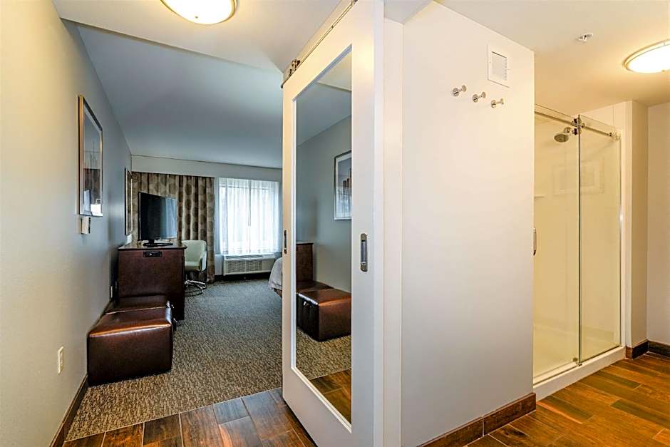 Photo 1 of 4 of 1 King Bed, Hearing Accessible