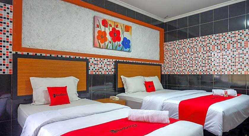 RedDoorz Plus near Amplaz Yogyakarta