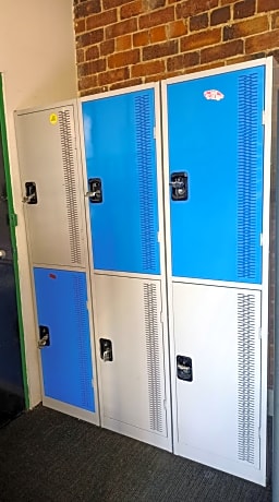 Bed in 12-Bed Mixed Dormitory Room with Shared Bathroom (ages 18-35 years only)