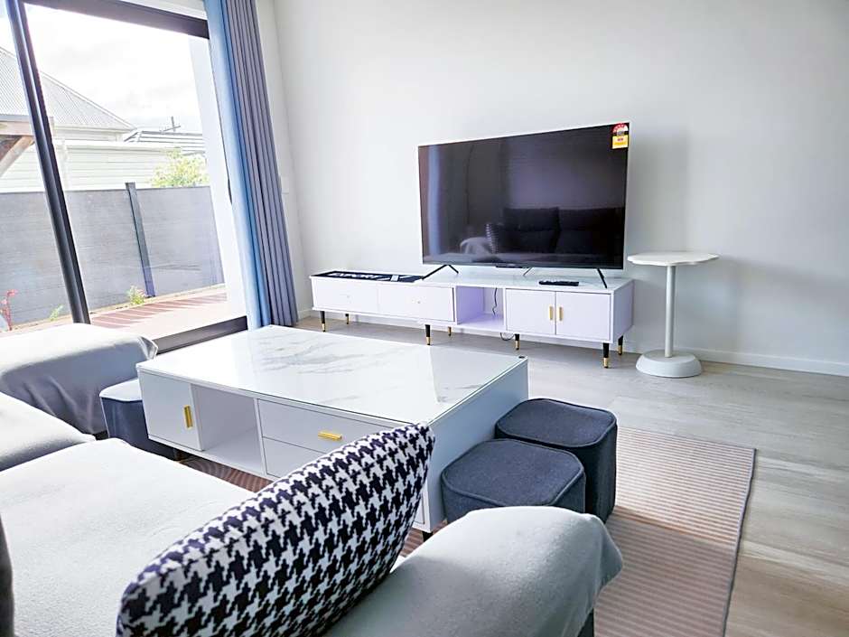 New Modern Townhouse Near Town& Beach