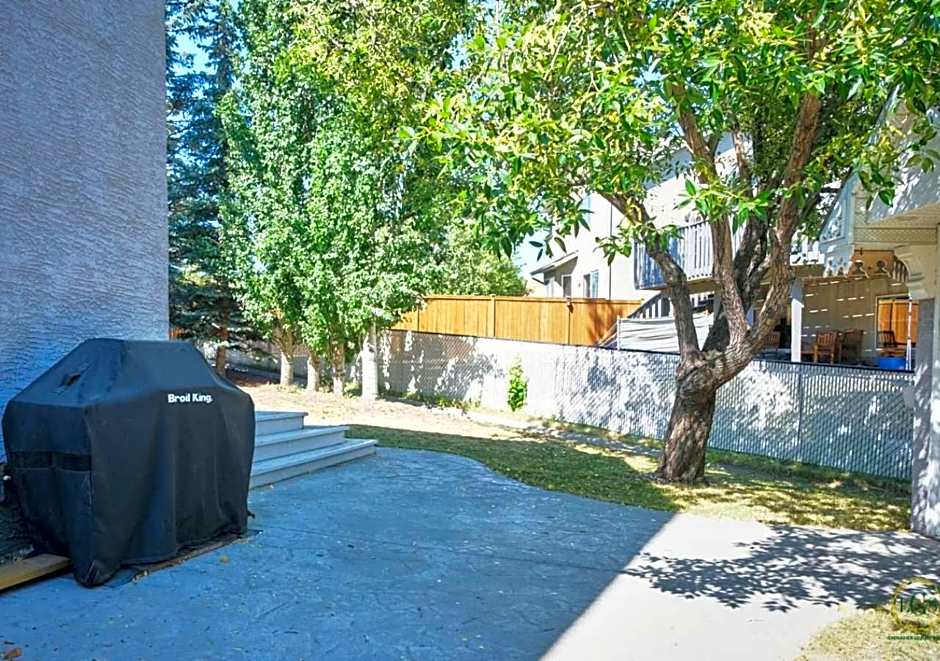 Casa Pura Vida Hot Tub, Pool & Ping Pong Tables w Backyard & BBQ Come stay