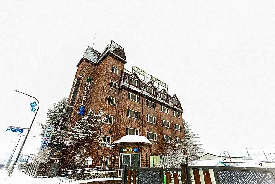 Green And Blue Hotel