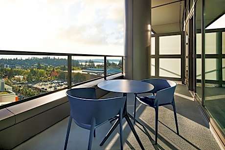 Grand Deluxe, Larger Guest room, 1 King, Balcony