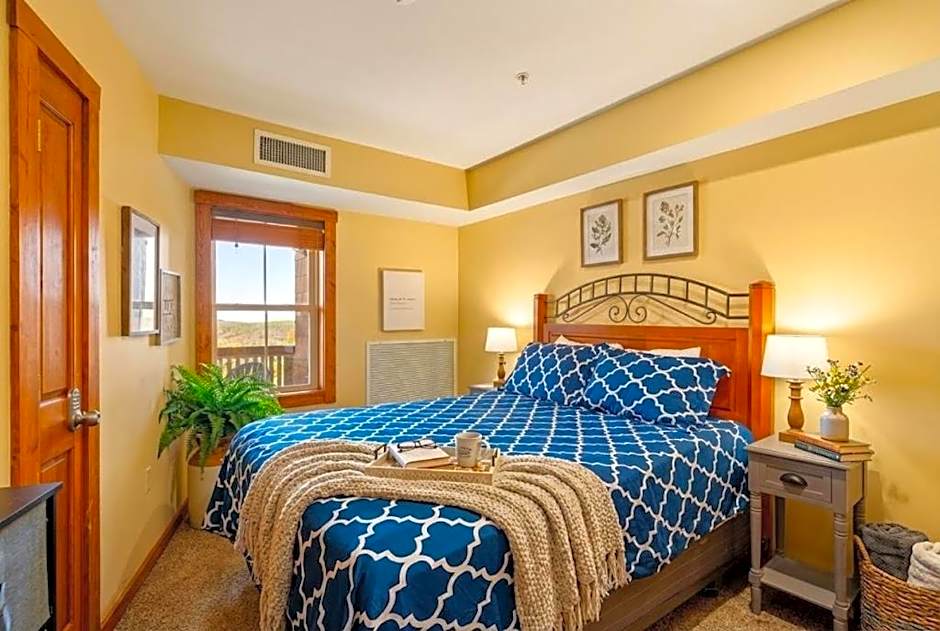 HH 207 Ski-InOut Sunrise Views Village Steps Sleeps 4