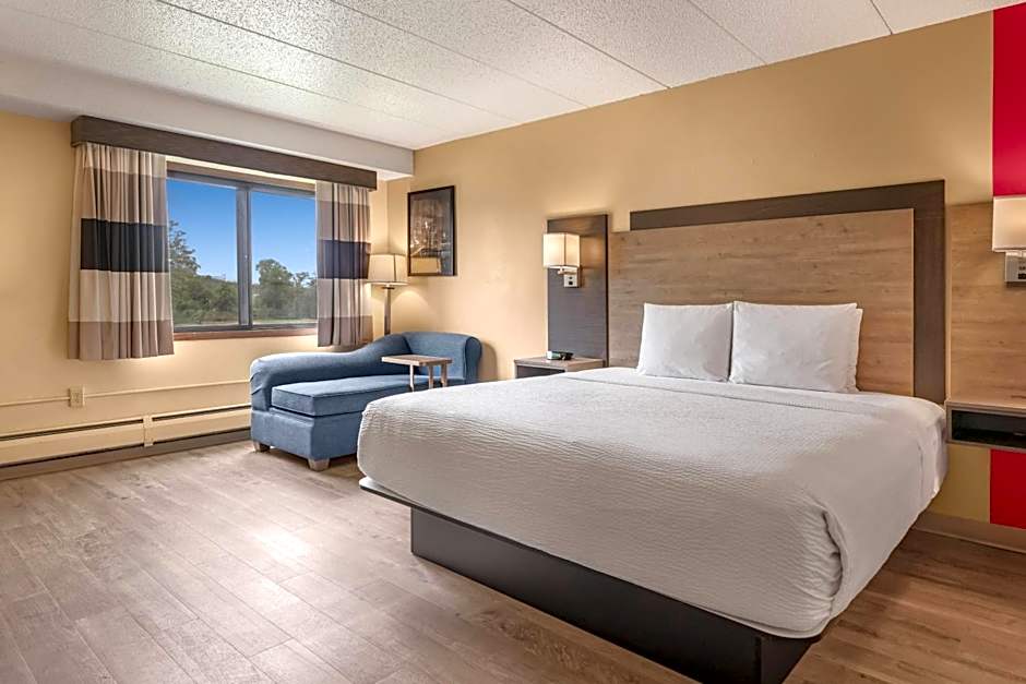 Ramada by Wyndham Minneapolis Golden Valley