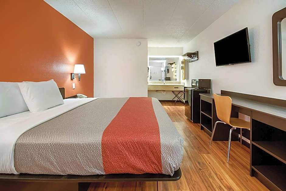 Photo 1 of 4 of 1 King Bed, Accessible, Nonsmoking
