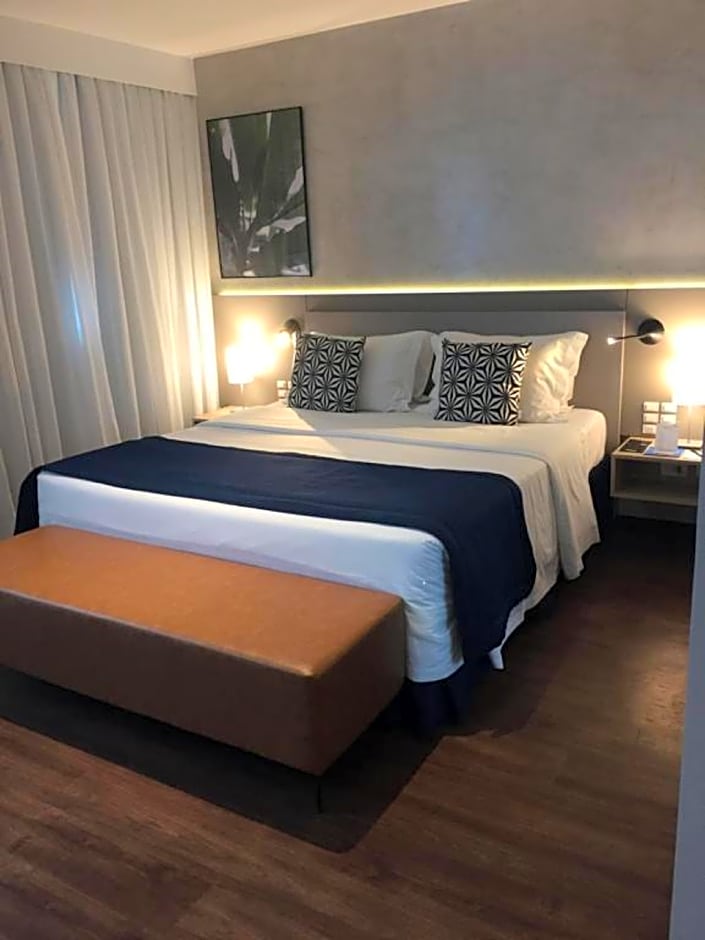 Photo 1 of 1 of Premier Luxury 1 Queen Bed