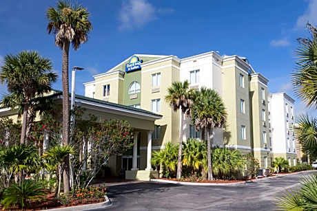 Days Inn & Suites by Wyndham Fort Pierce I-95