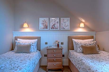 Standard Twin Room with Shared Bathroom