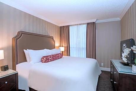 Two Bedroom Sutton Suite, 1 King, 1 Queen, Sofa Bed