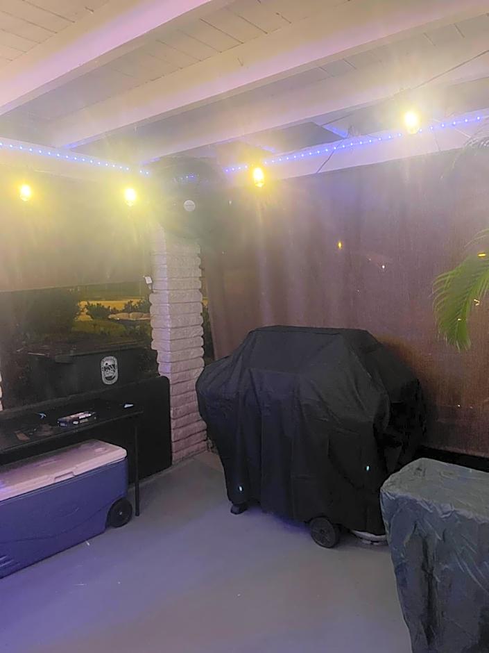 Miami Vibes "Hostel-Like" Shared Room