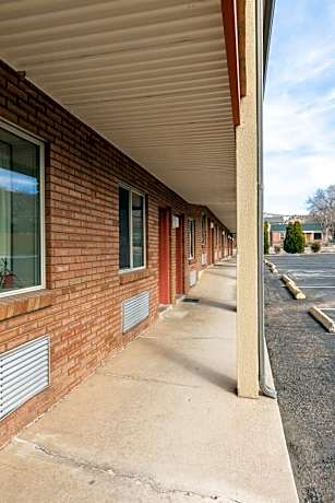 Cedar Valley Inn