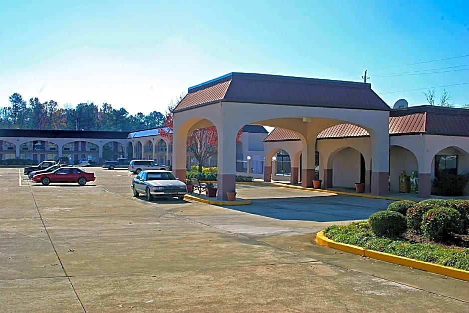 Days Inn & Suites by Wyndham Starkville