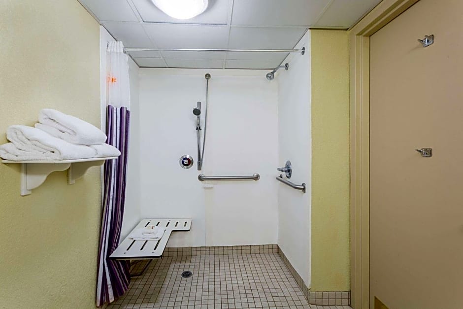 CLT Airport Inn & Suites