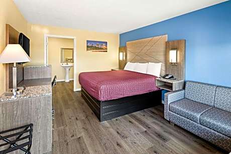 King Room with Roll-In Shower - Disability Access/Non Smoking