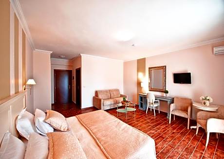 Deluxe Suite with Lake View