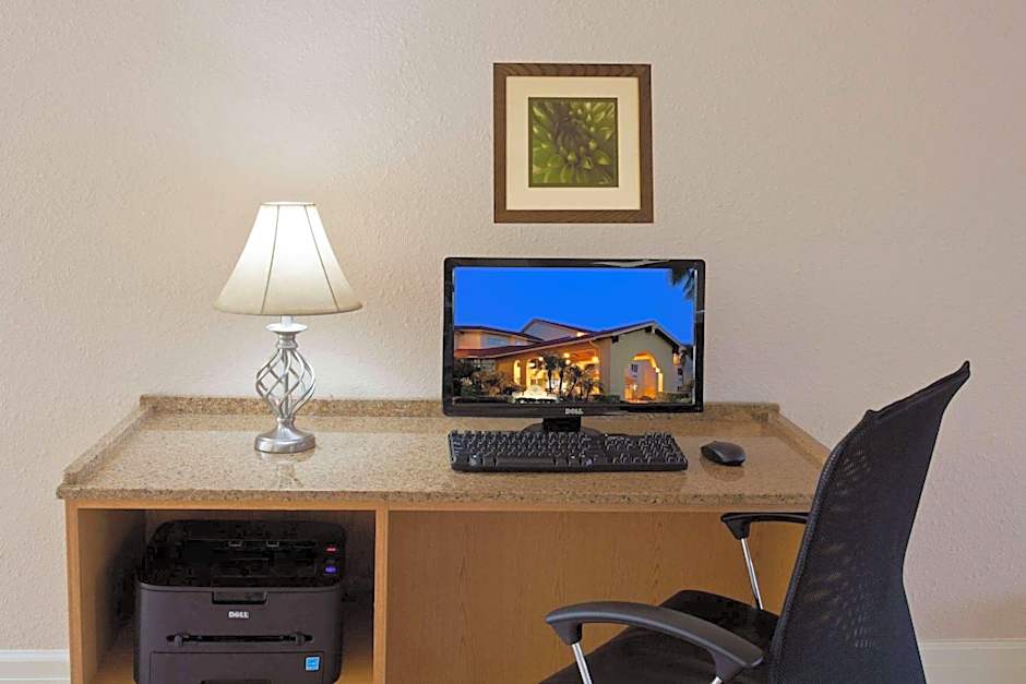 La Quinta Inn & Suites by Wyndham St. Pete-Clearwater Airport