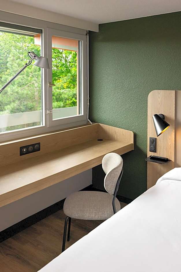 Campanile Les Ulis Hotel