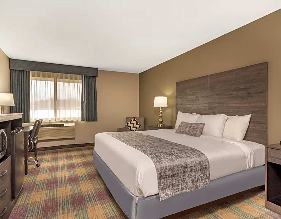Photo 1 of 5 of Deluxe 1 King Bed
