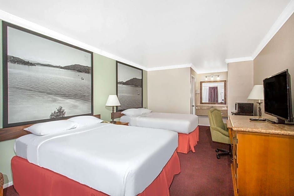 Upper Lake Inn & Suites