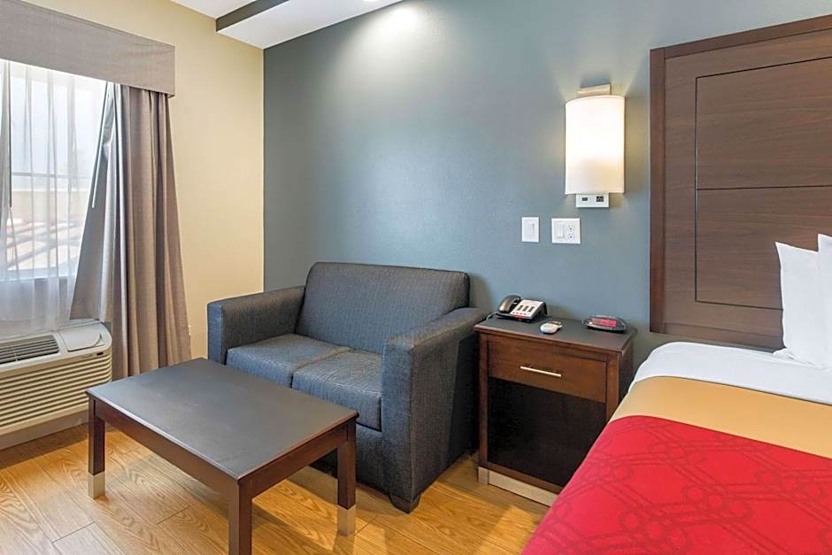 Econo Lodge Inn & Suites